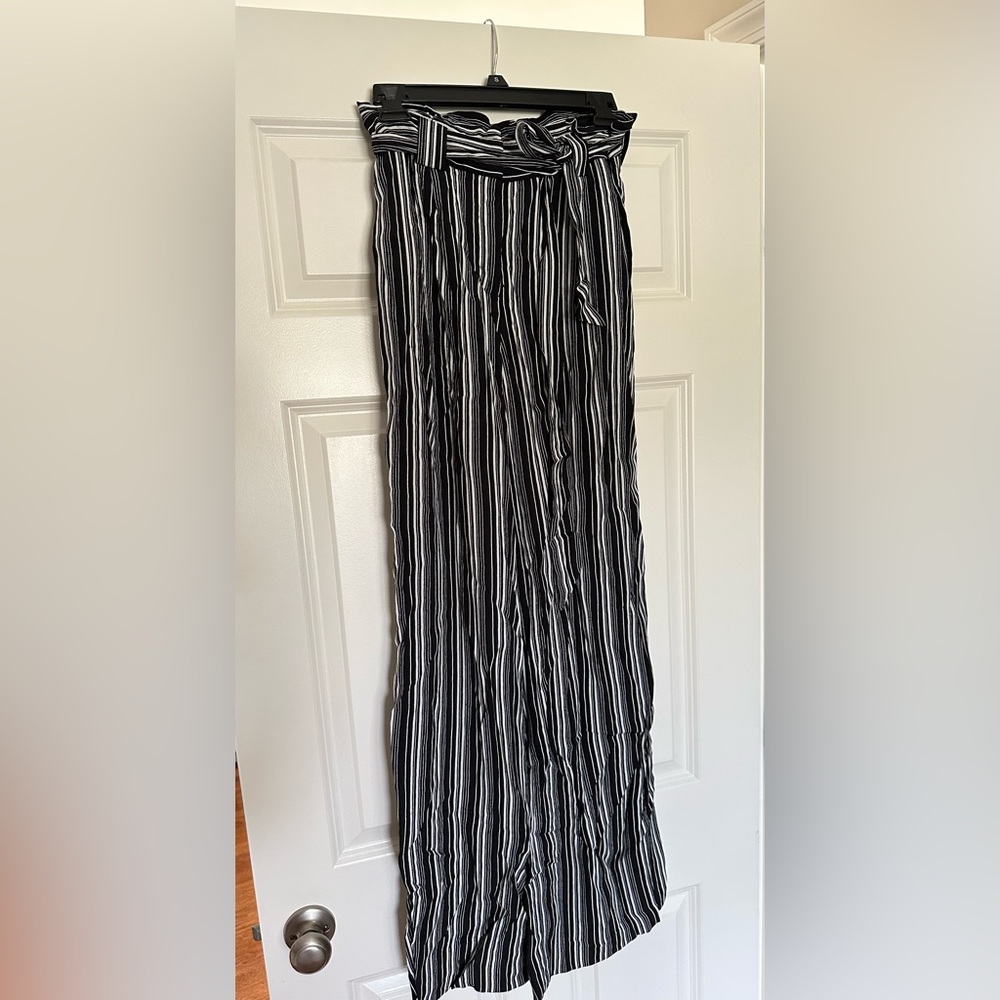 Express women’s wide leg-high waist paper bag style pant. Size 2